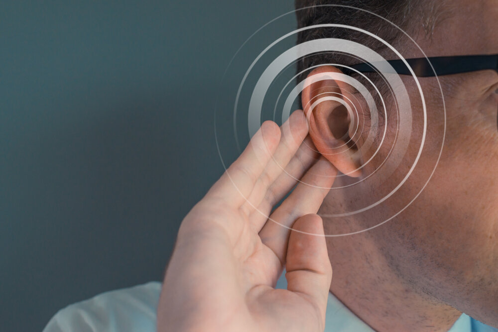 کم شنوایی چیست؟  علائم و راه‌کارهای درمان آن